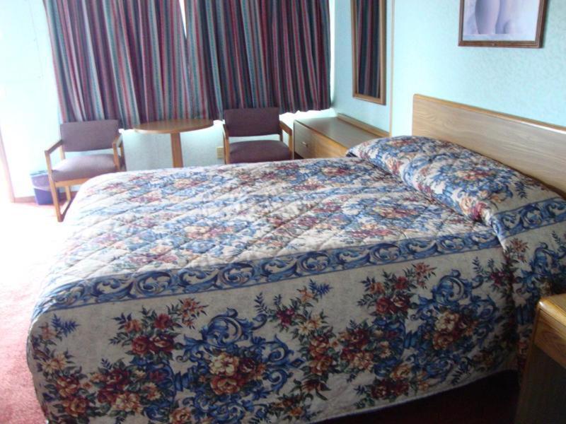 Budgeteer Motor Inn Angola Room photo